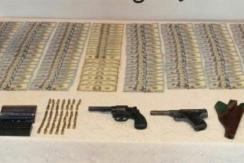 Hallaron dos armas, municiones y 15.000 dólares en un colectivo
