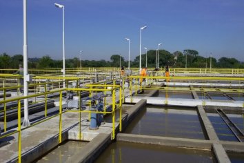 Personal municipal repara una conexión eléctrica interna en el centro de distribución de agua potable Lola Mora