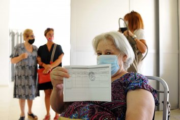 Con satisfacción personas mayores de 70 años comenzaron a vacunarse en Paraná