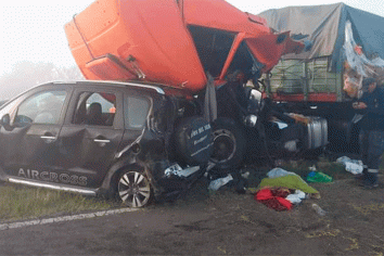 Dos camiones y cinco autos involucrados en choque múltiple