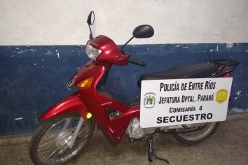 Huía con una moto a tiro y la tiró al ver a la policía