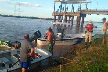 Prefectura rescató del río a cuatro personas