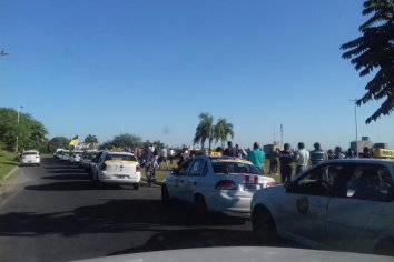 Taxistas se movilizan en reclamo de actualización de tarifas y rechazo a UBER