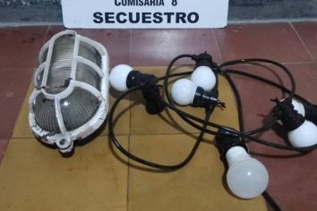 Detenido por robar una caja con focos y una farola