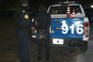 Intentaba robar y cayó del techo de una casa