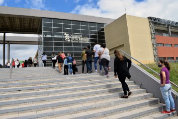 "Hay que parar todo y vacunar más", señaló la jefa del Servicio de Infectología del Hospital San Martín, Adriana Bevacqua