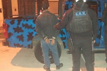 Joven detenido por robar elementos de un auto