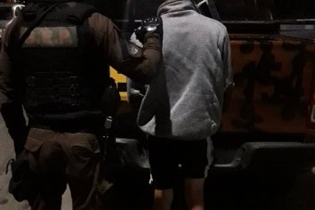 Mujer golpeada se encerró en un auto con su hijo