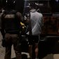 Mujer golpeada se encerró en un auto con su hijo