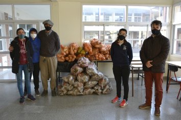 Productores de la economía social entregaron la primera compra directa de alimentos a comedores escolares de Paraná
