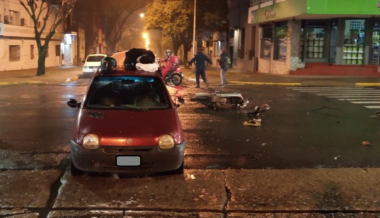 Por causas que se desconocen un motociclista colisionó contra un auto - Vimarsana News