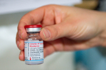 La Agencia Europea de Medicamentos aprobó la vacuna de Moderna para jóvenes de 12 a 17