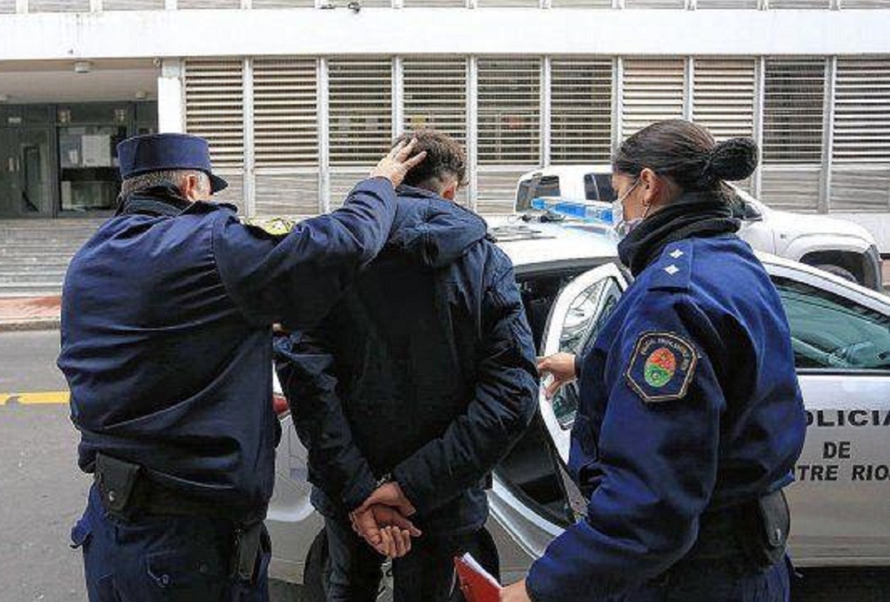 El sospechoso se puso a disposición de la Justicia y su abogado asegura poder "demostrar que no estaba en Paraná" - Noticias - Vimarsana News