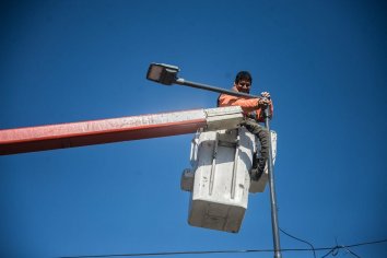 Mejoran el sistema lumínico en la vecinal Mariano Moreno