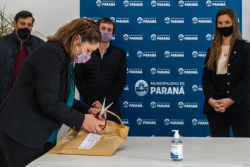 Apertura de sobres para conexiones intradomiciliarias de cloaca en Barrio Humito