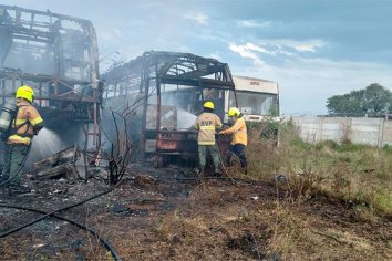 Investigan si fue intencional el incendio de tres colectivos en Paraná