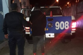Violó el arresto domiciliario y fue a ver a su hermana