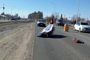 Un coche fúnebre perdió el cuerpo con el ataúd en medio de una ruta