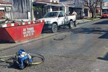 Un ciclista falleció tras chocar contra la puerta de una camioneta