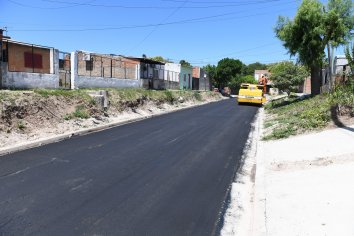 Pavimentan calles en barrio Mosconi