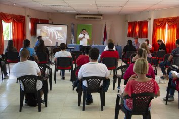 Adultos Mayores capacitó en envejecimiento activo a trabajadores de áreas municipales y profesores de educación física