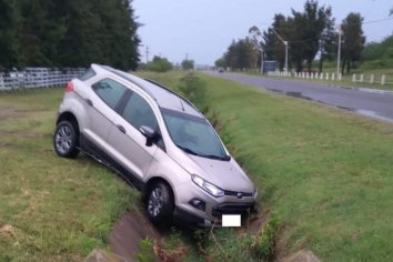 Automovil despistó y cayó a la zanja