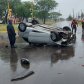 Volcaron tras chocar un poste de luz y se dieron a la fuga abandonando el auto