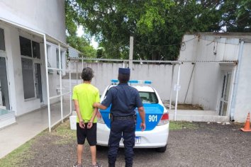 Salieron a pasear y terminó agrediendo a su pareja con un hierro