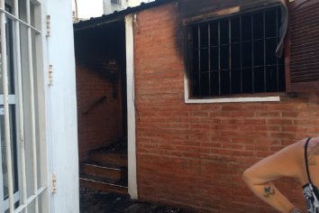 Incendio de gran magnitud en una vivienda de barrio Paraná II