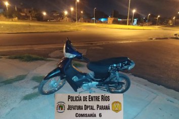 Se llevaban una moto a tiro y la abandonaron cuando vieron a la policia