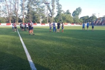 Libertad y Atlético Paraná, se enfrentan en el partido de ida