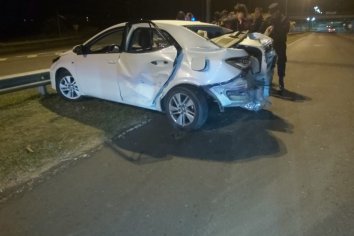 Dos autos se rozaron y uno chocó contra un poste de luz