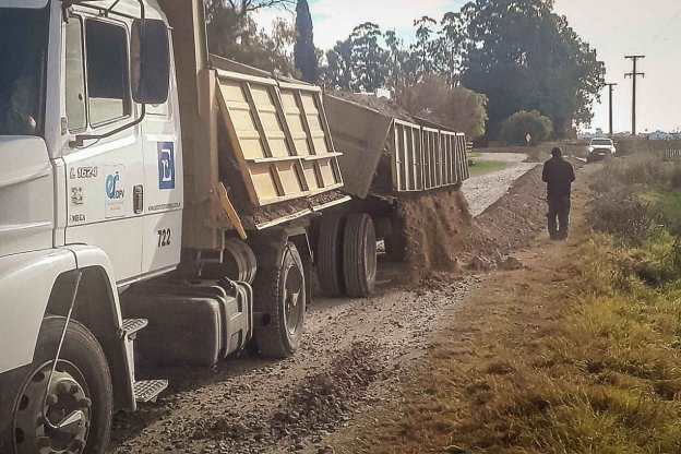 Trabajan en el mejoramiento de caminos productivos del departamento Paraná