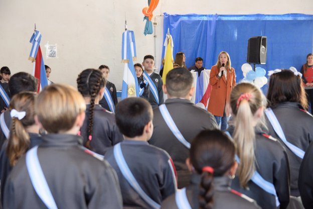 La viceintendenta, Andrea Zoff, participó del acto de promesa a la bandera en la escuela Santa Rafaela María