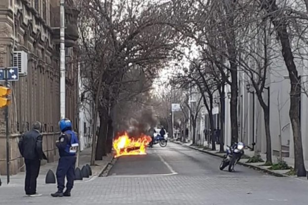 Se incendió un auto por una falla mecánica en calle Buenos Aires