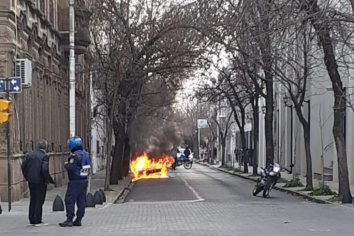 Se incendió un auto por una falla mecánica en calle Buenos Aires