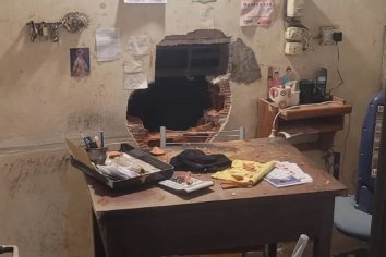 Un ladrón hizo un boquete y entró a robar en un depósito de chatarras en Paraná