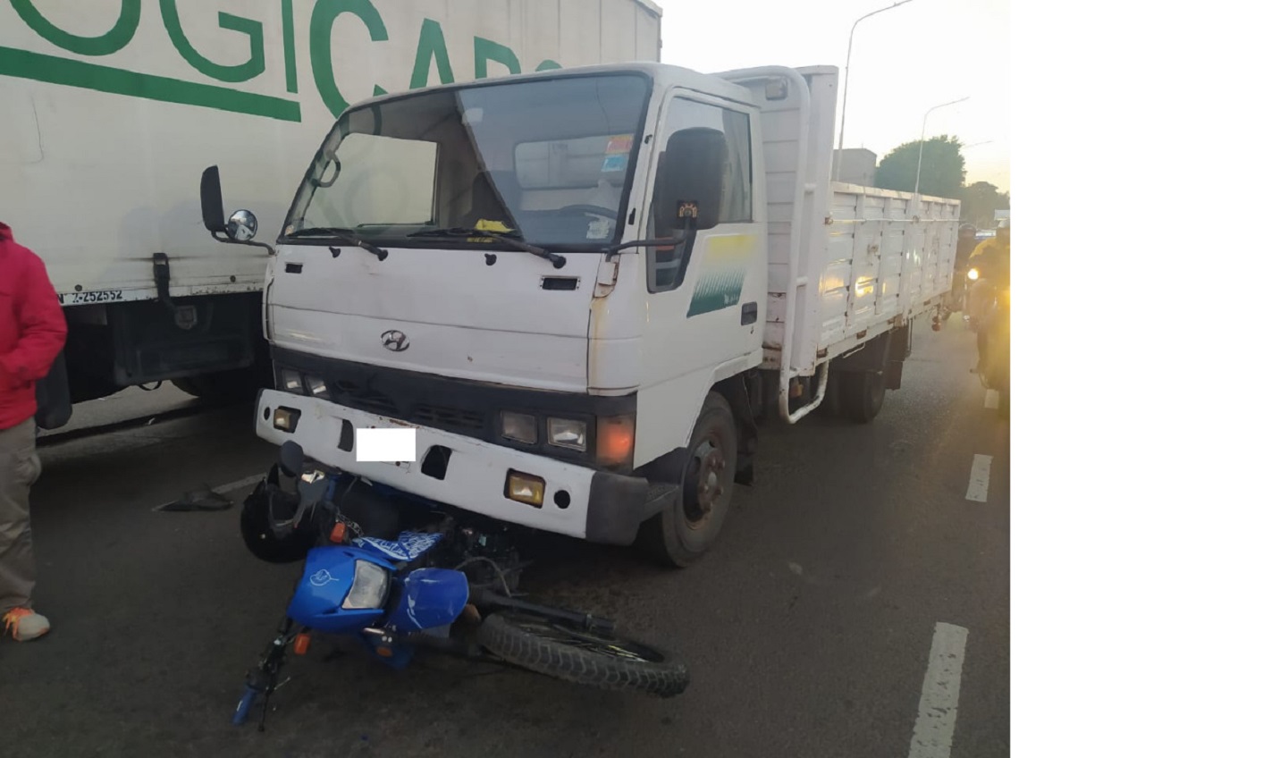 Conductora no logró frenar en un semaforó y chocó a motociclista ...
