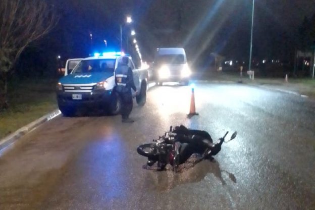 Por la poca señalización de una loma de burro una mujer sufrió una fuerte caída en su moto