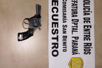 Detuvieron a joven que caminaba con un revólver oculto en su indumentaria