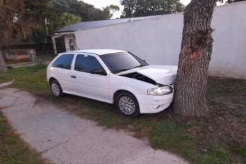 Un conductor perdió el control de su vehículo y choco un árbol en Paraná