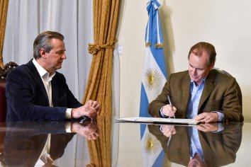 Bordet y Bahl firmaron el llamado a licitación para la puesta en valor de la Plaza Carbó de Paraná