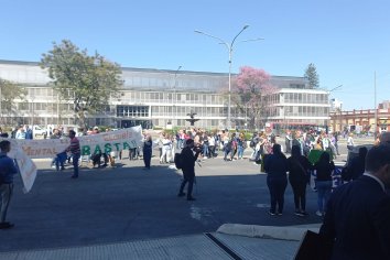 Profesionales de Salud se concentran en reclamo de la regularización de cargos
