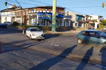 Dos automóviles colisionaron en una esquina semaforizada de Paraná