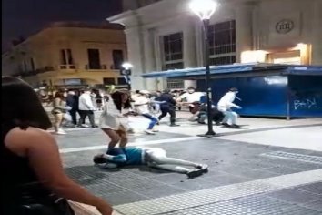 Batalla campal en el centro: joven fue herido de un botellazo