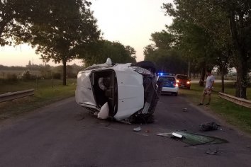 Una automovilista perdió el control y volcó luego de que se le bloquearan las ruedas de su vehículo