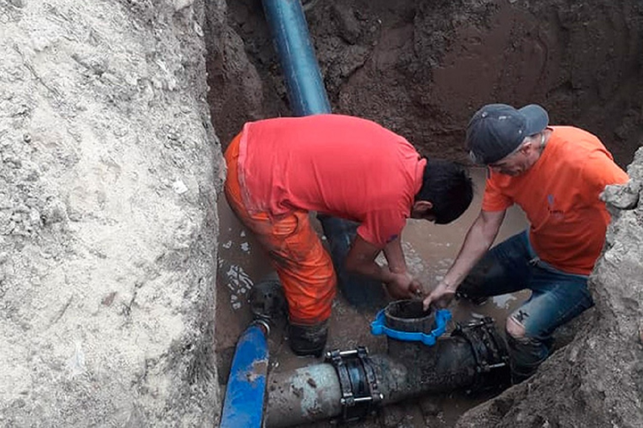 Reparan un caño en zona sur de Paraná y el servicio de agua comenzaría a normalizarse al mediodía