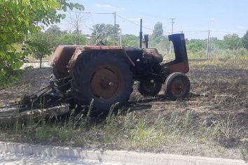 Desmalezaba un campo en su tractor cuando por desperfectos mécanicos se incendió
