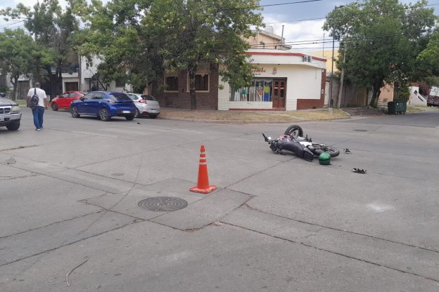 Una moto colisionó contra un automovil en calle Ayacucho