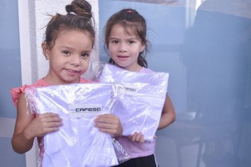Entregan guardapolvos para el inicio de clases 2023 en Federación